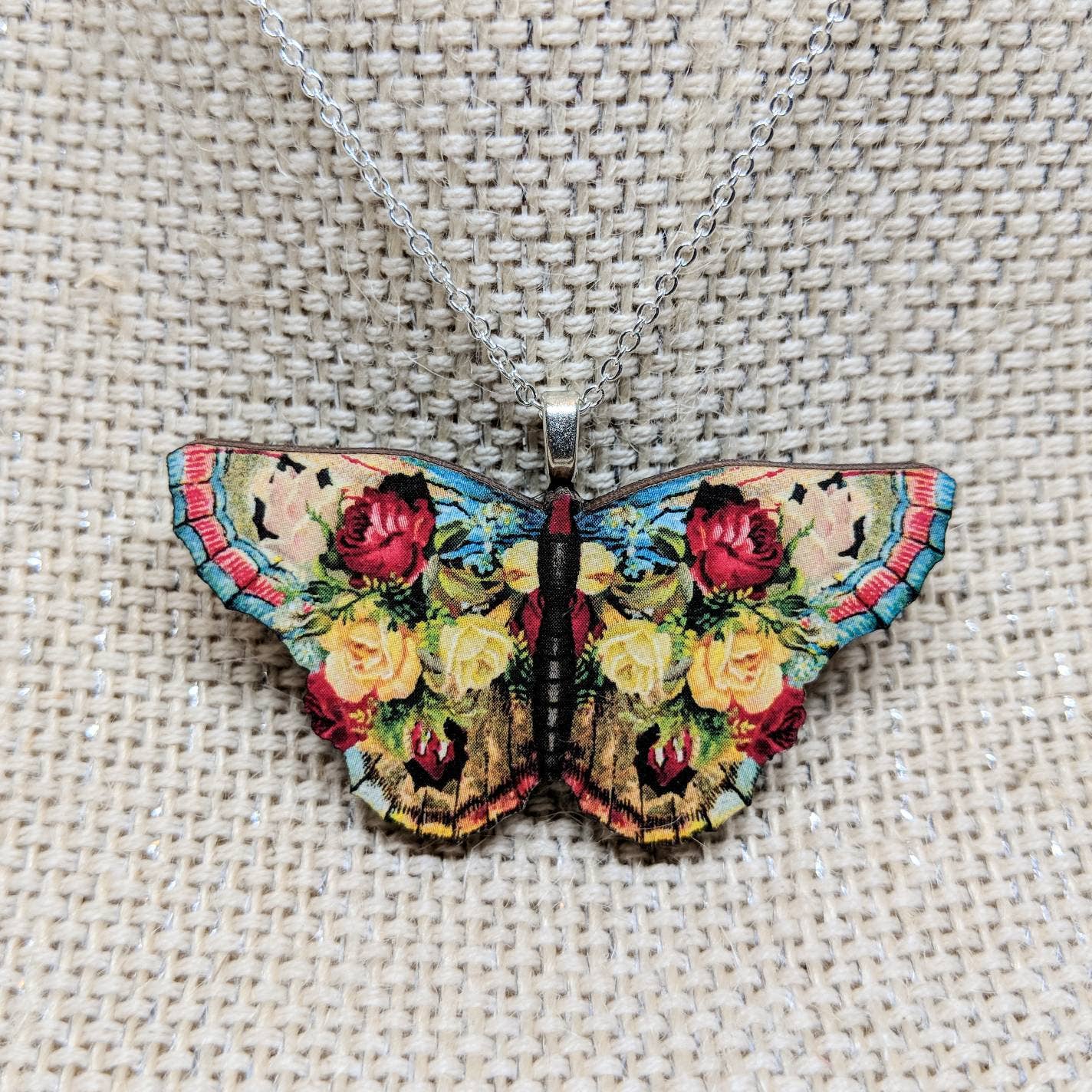 Iamsonotcool - Butterfly Flower Pendant Necklace
